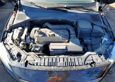 2016 Volvo S60 Platinum z USA, uszkodzony, nr VIN LYV612TM2GB088953